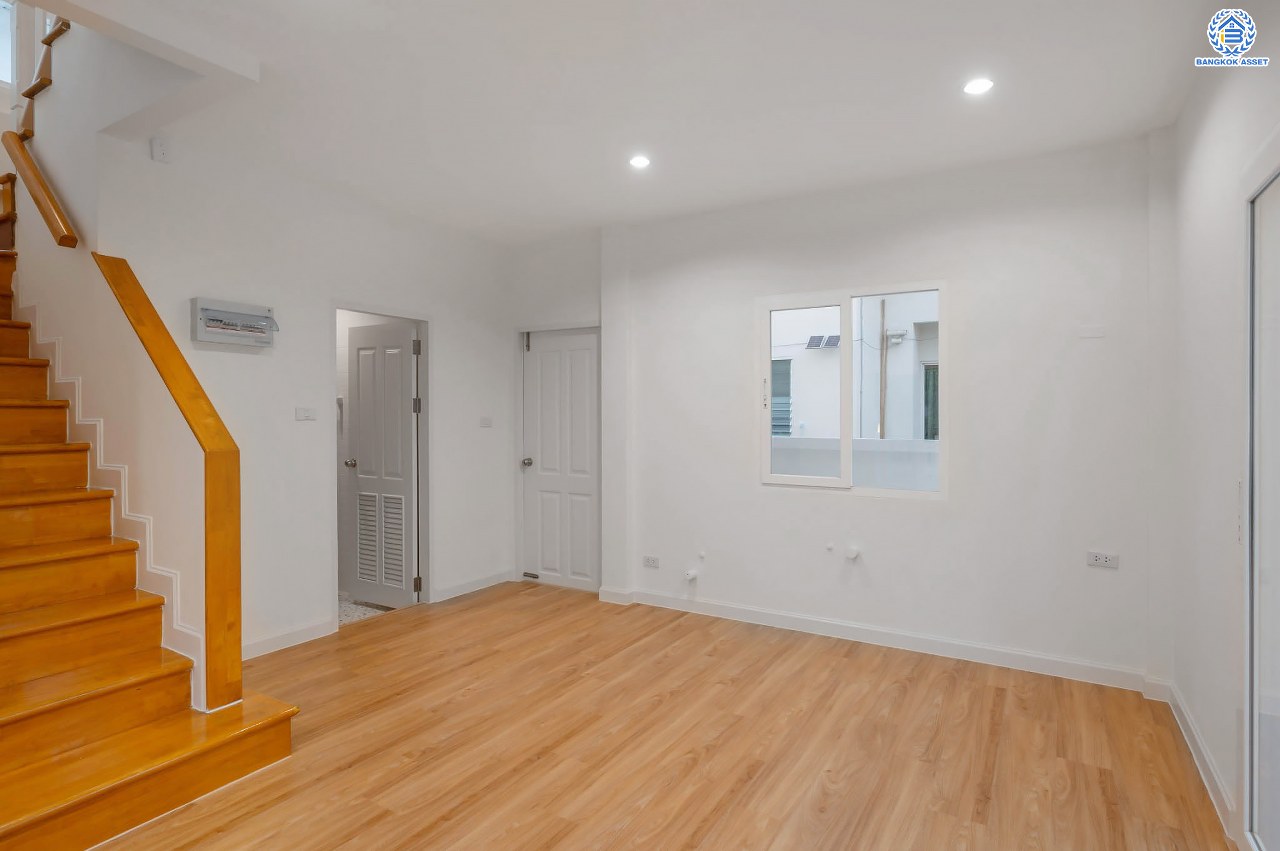 บ้านมือสองตกแต่งใหม่ โครงการ เดอะวิลล่า ราชพฤกษ์-ท่าอิฐ แบรนด์ Property Perfect เดินทางสะดวก เนื้อที่ 35.8 ตร.ว. ฟังก์ชัน 3 ห้องนอน 2 ห้องน้ำ จอดรถได้ 2 คัน บนทำเลเชื่อมต่อทั้ง ถ.รัตนาธิเบศร์ และถ.ราชพฤกษ์ และเพียง 10 นาทีถึงรถไฟฟ้า "สถานีบางรักน้อยท่าอิฐ"